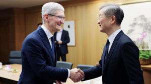 Tim Cook si potřásá rukou z jihokorejským byznysmenem (ilustrační obrázek)