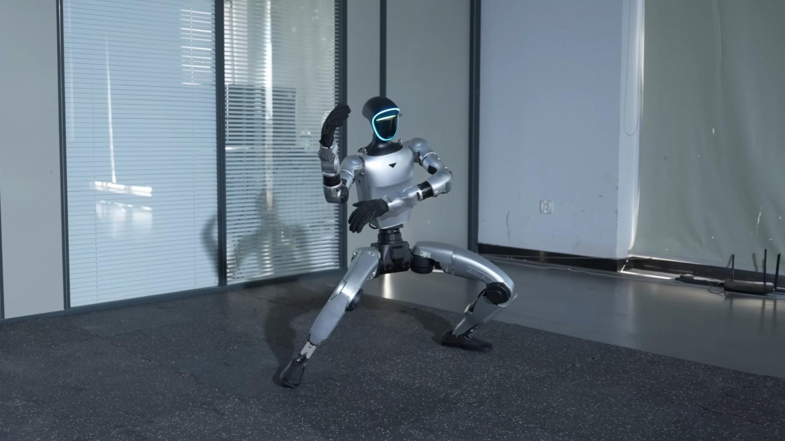 Čínský robot je přeborníkem v kung-fu. Kdy se naučí vysávat koberce, ptají se lidé v komentářích