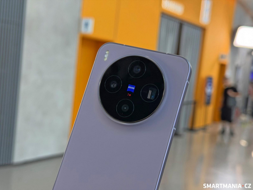 I kompaktní Vivo X300 má na zádech poměrně masivní fotomodul