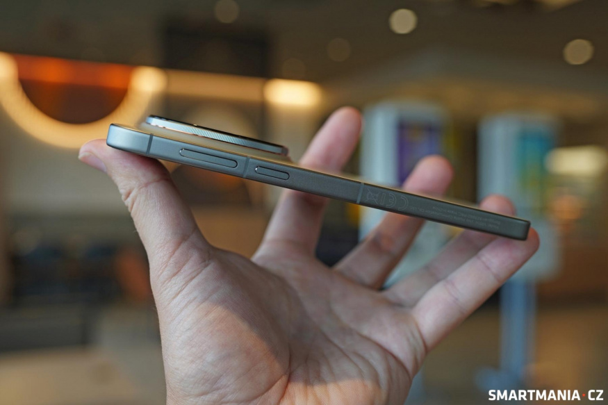 Vivo X300 Pro a pohled z boku
