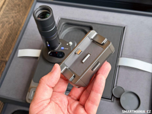 V balení nechybí ani grip pro lepší úchyt, ze kterého lze telefon díky 2300mAh baterii dobíjet V balení nechybí ani grip pro lepší úchyt, ze kterého lze telefon díky 2300mAh baterii dobíjet