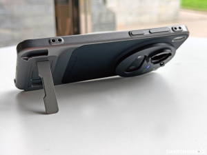 Vivo X300 Pro s nasazeným krytem, který disponuje výklopným stojánkem Vivo X300 Pro s nasazeným krytem, který disponuje výklopným stojánkem