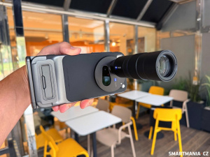 Vivo X300 Pro s nasazeným krytem a telekonvertorem Vivo X300 Pro s nasazeným krytem a telekonvertorem