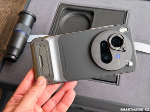 Pokud chcete na Vivo X300 Pro přidat externí objektiv, je nutné jej zasadit do speciálního krytu Pokud chcete na Vivo X300 Pro přidat externí objektiv, je nutné jej zasadit do speciálního krytu