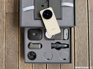 Velká krabice je rozdělena do dvou částí Velká krabice je rozdělena do dvou částí