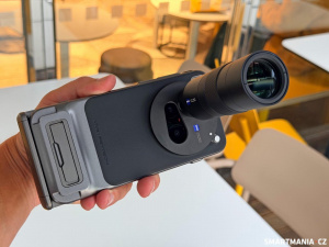 Vivo X300 Pro s nasazeným krytem, teleobjektivem a gripem Vivo X300 Pro s nasazeným krytem, teleobjektivem a gripem