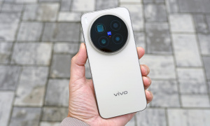 Vivo X300 Pro v ruce redaktora