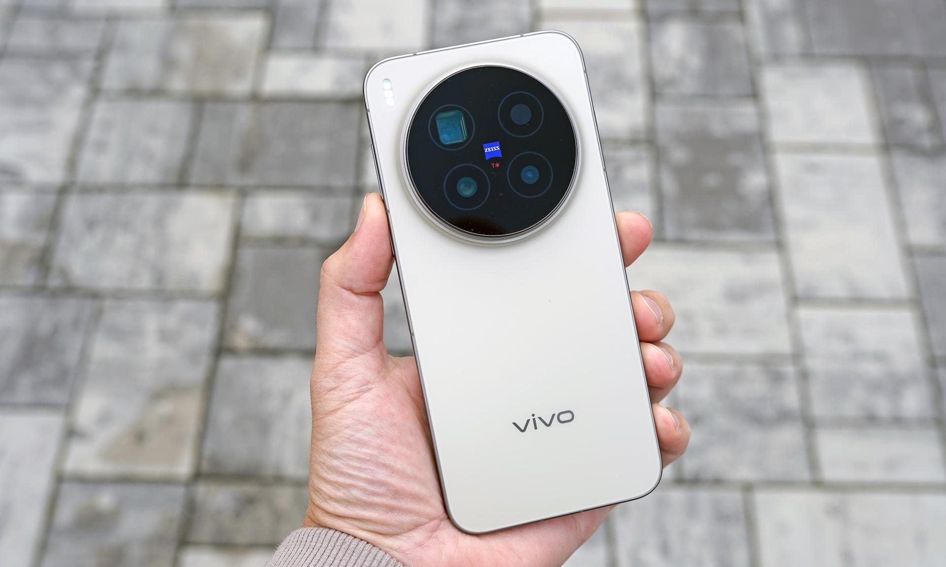 Vivo X300 Pro v ruce redaktora