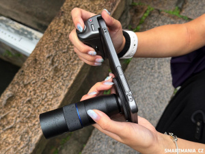 Vivo X300 Pro s nasazeným krytem, teleobjektivem a gripem Vivo X300 Pro s nasazeným krytem, teleobjektivem a gripem