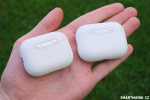 Vlevo AirPods Pro 2 s USB-C, napravo AirPods Pro 3