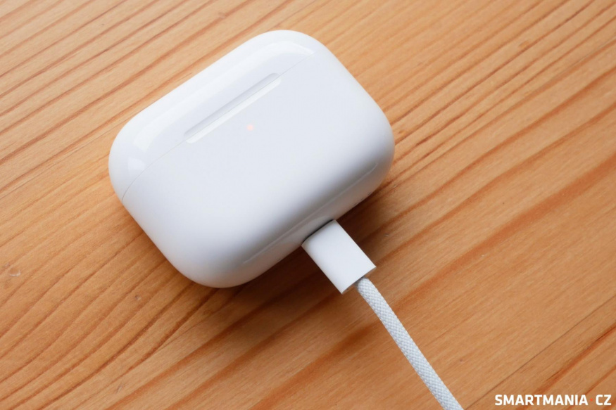 Nabíjení AirPods Pro 3 probíhá kabelem i bezdrátově