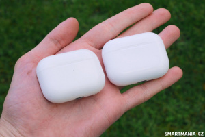 Vlevo AirPods Pro 2 s USB-C, napravo AirPods Pro 3