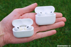 Vlevo AirPods Pro 2 s USB-C, napravo AirPods Pro 3