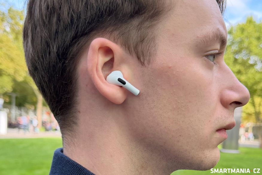 … versus lehoučce menší AirPods Pro 2
