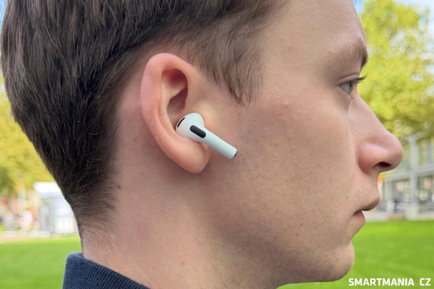 Ještě jedno srovnání – AirPods Pro 3 v uchu…