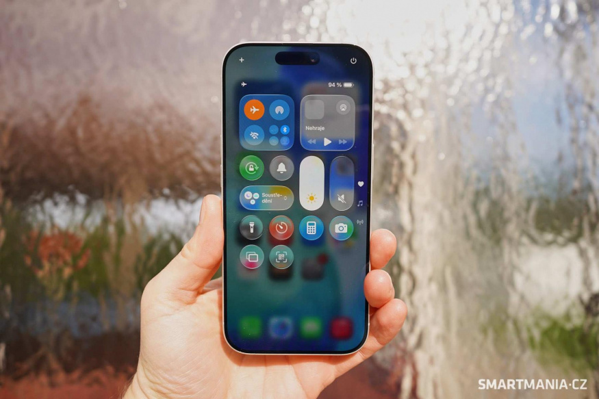 Chytrý telefon iPhone 17 iOS 26 a jeho designový jazyk Liquid Glass