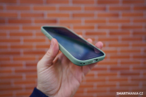 Telefon iPhone 17 v ochranném obalu