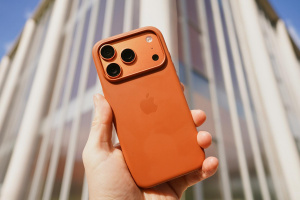 iPhone 17 Pro v oranžové barvě v silikonovém pouzdru