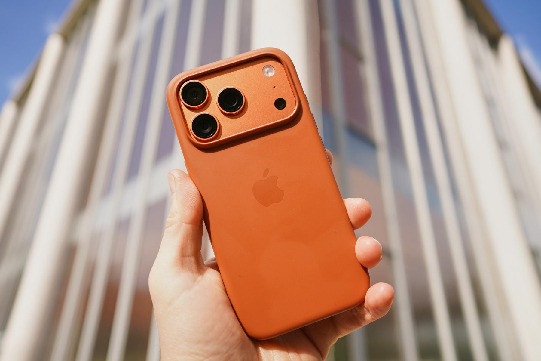 iPhone 17 Pro v oranžové barvě v silikonovém pouzdru