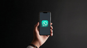 iPhone s logem aplikace WhatsApp (ilustrační obrázek)