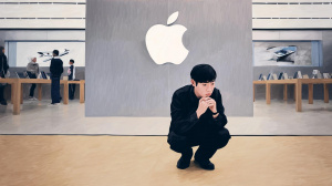 Plačící Jihokorejec v obchodě Apple Store (ilustrační obrázek)