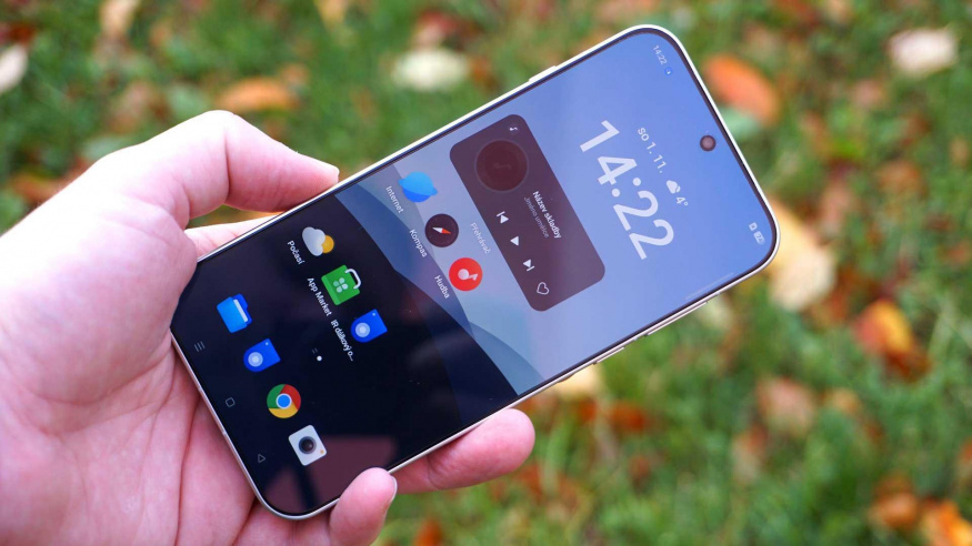 OPPO Find X9 Pro v ruce redaktora OPPO Find X9 Pro držený v ruce s rozsvíceným displejem