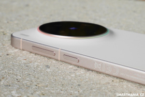 Také samotný fotomodul vystupuje méně než u většího X300 Pro