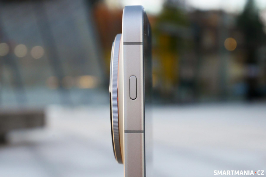 Příjemnou novinkou je akční tlačítko na levém boku