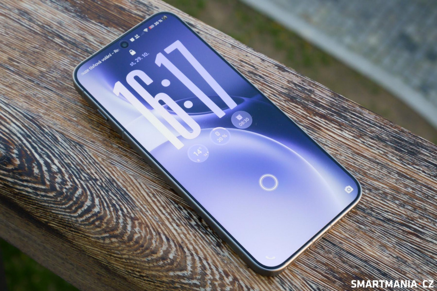 Displej má na slunci bohatou svítivost až 4 500 nitů