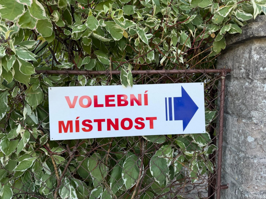 Šipka označující vstup do volební místnosti