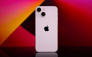 iPhone 13 v bílé barvě