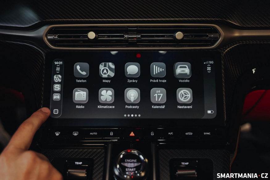 CarPlay Ultra na středovém displeji Aston Martinu