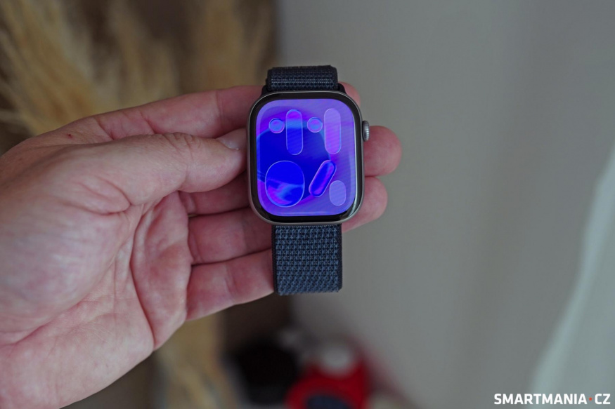 Tento animovaný "Liquid Glass" ciferník sice na ruce působí opravdu stylově, ale při jeho používání jsem zaznamenal zhruba o 15 % vyšší úbytek baterie při celodenním používání. Je tedy slušným žroutem baterky. Tento animovaný "Liquid Glass" ciferník sice na ruce působí opravdu stylově, ale při jeho používání jsem zaznamenal zhruba o 15 % vyšší úbytek baterie při celodenním používání. Je tedy slušným žroutem baterky.