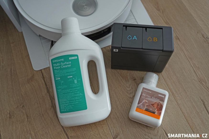 Nádobka se dvěma segmenty pro různé typy čisticích prostředků