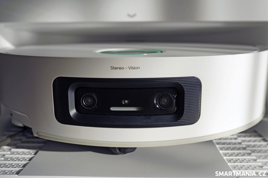 Na přední straně se kromě kamerky nachází i další senzory a přisvětlovací dioda