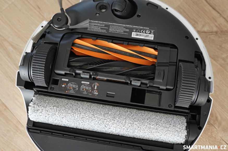 Spodní část robota se dvěma válečky pro úklid a velkým válcem pro mopování