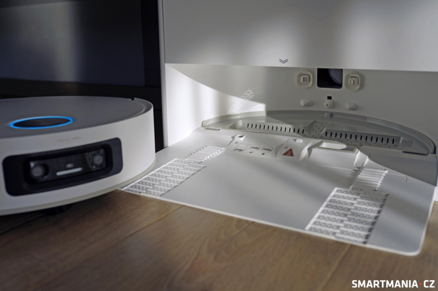 Robot před dokovací stanicí