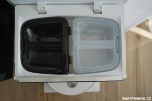 V horní části najdete nádoby na čistou a špinavou vodu