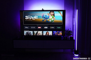 Lampa umístěná vedle televize Lampa umístěná vedle televize