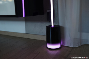 Základna lampy umí svítit nezávisle na horní části Základna lampy umí svítit nezávisle na horní části