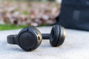 Tlačítka na pravém sluchátku