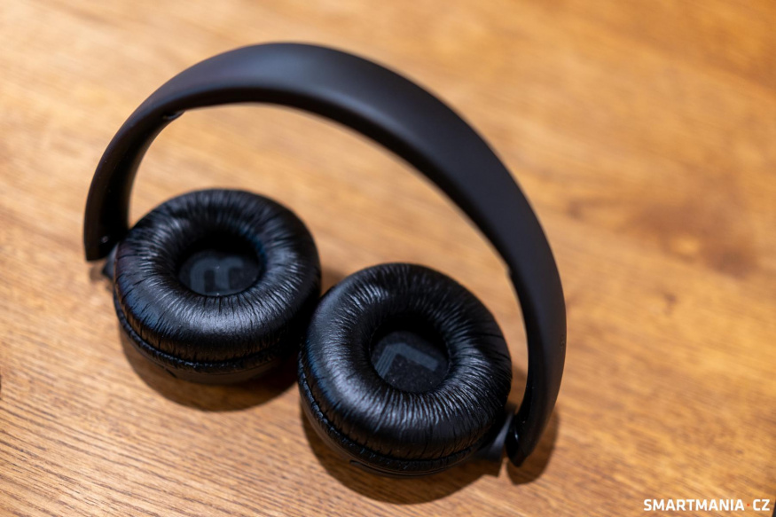 Označení náušníků z vnitřní strany