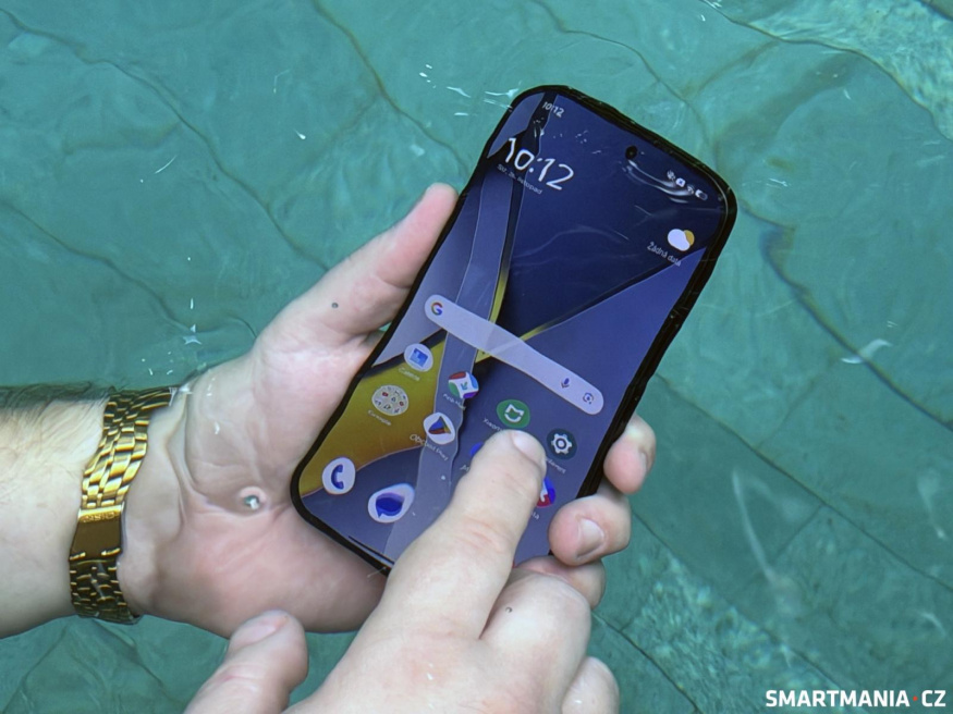 Poco F8 Ultra v bazénu