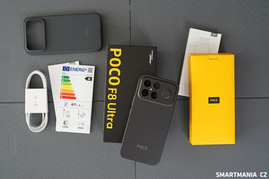 Obsah balení Poco F8 Ultra. Nabíječka chybí, ochranný kryt nikoliv