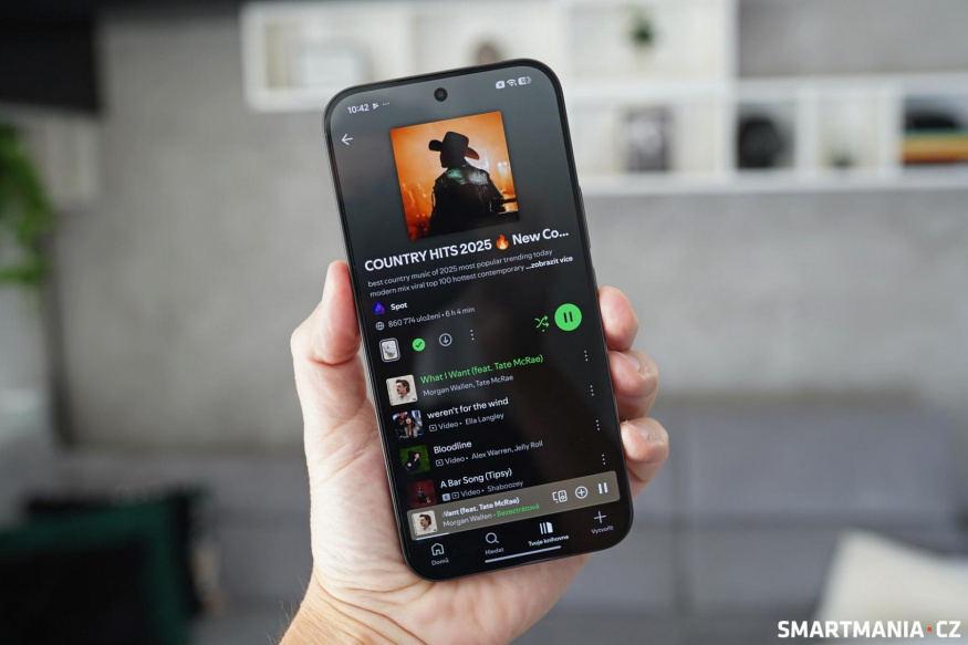 Na zadní straně najdeme repráček vyladěný značkou Bose