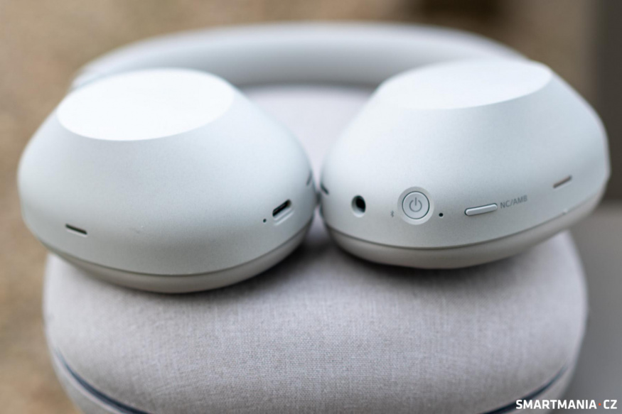 Tlačítka i konektory na spodní straně sluchátek