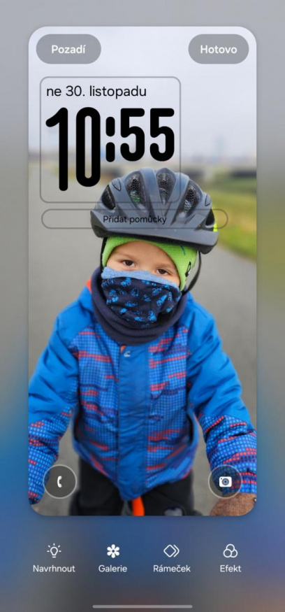 Čísla hodin se přizpůsobí zvolené tapetě