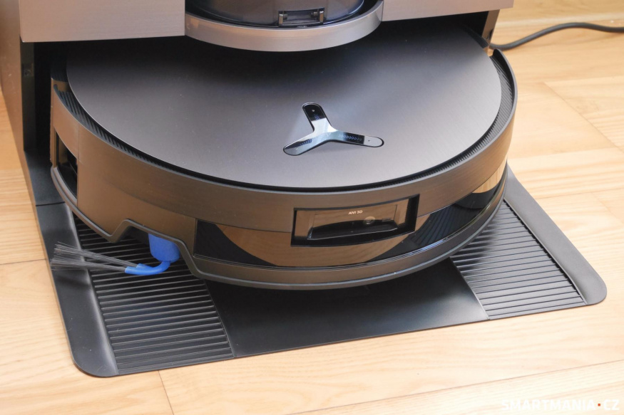 Deebot X11 OmniCyclone ve stanici Deebot X11 OmniCyclone ve stanici