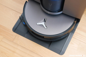 Deebot X11 OmniCyclone ve stanici Deebot X11 OmniCyclone ve stanici