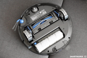 Spodní strana robota odhaluje kartáče a mop Spodní strana robota odhaluje kartáče a mop